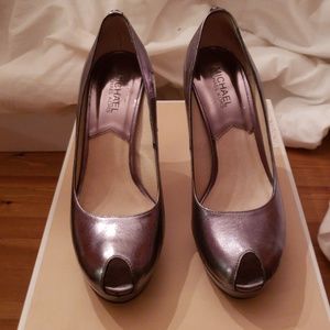 Michael Kors Lesley pump gunmetal color.